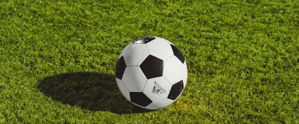 K1体育直播中心实时画面：英超联赛激烈对抗镜头